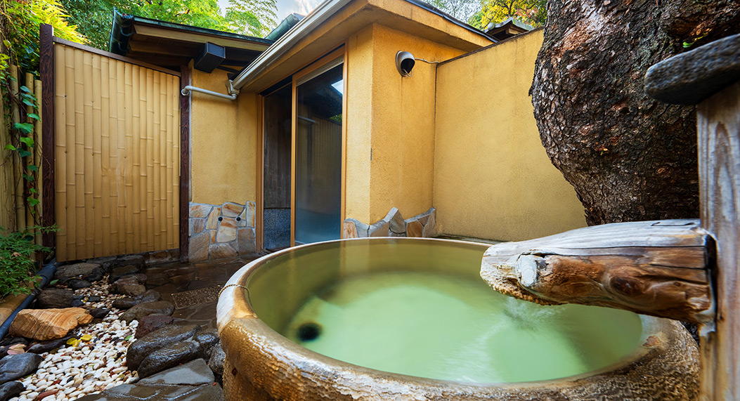 源泉掛け流しの湯を贅沢に愉しむ。広々とした露天風呂を貸切で。